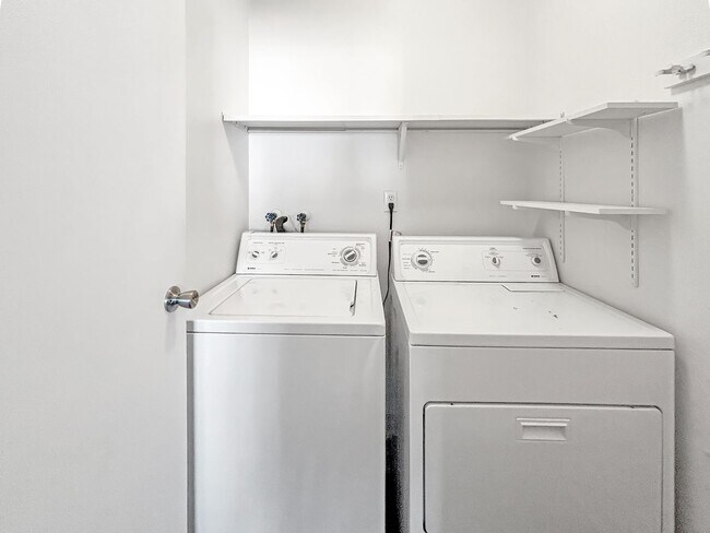 Building Photo - $0 DEPOSIT OPTION. SPACIOUS 2-BEDROOM, 2-B...