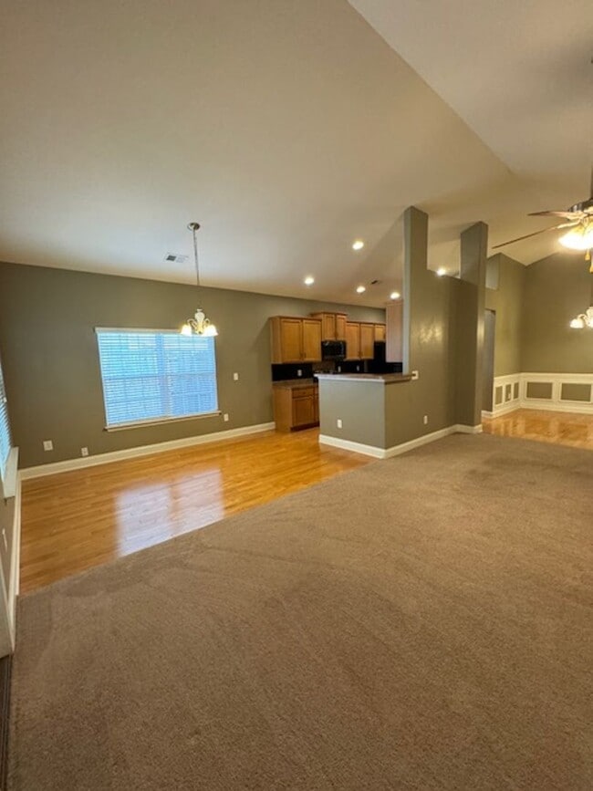 Building Photo - Brick Ranch - 3 Bedrooms & 2 Full baths wi...