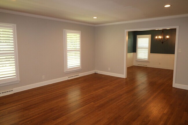Building Photo - 2833 Wesleyan Ln