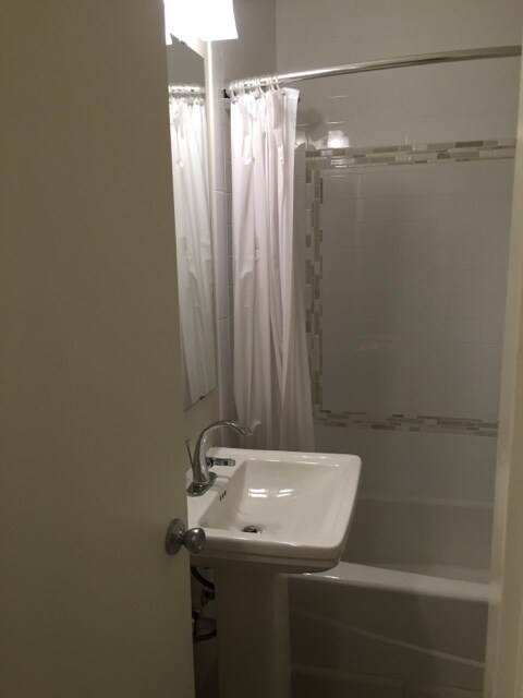 Building Photo - Remodel Hardwood Floors, Quartz, SS Appli,...