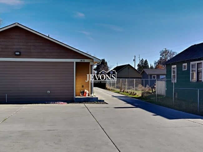 Building Photo - Spacious 3-Bedroom, 2-Bathroom Apartment in Central Yakima
