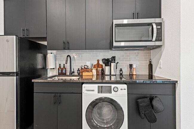 Building Photo - 596 W 9th St