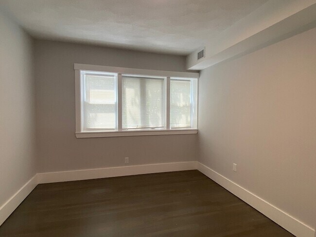 Building Photo - 118 Marginal St