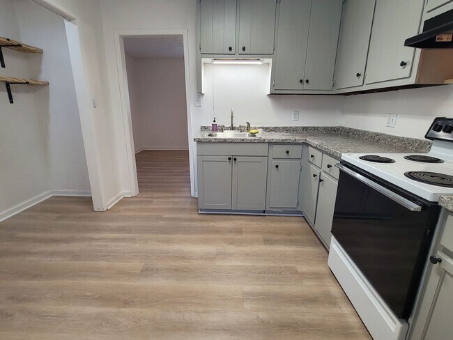 Building Photo - 2BD 1BA Home (Newly Renovated, Yardcare In...