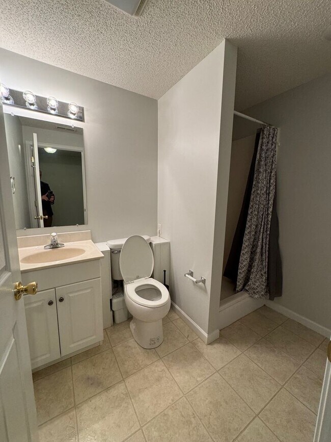 Building Photo - Spacious Home with Three Private Suites