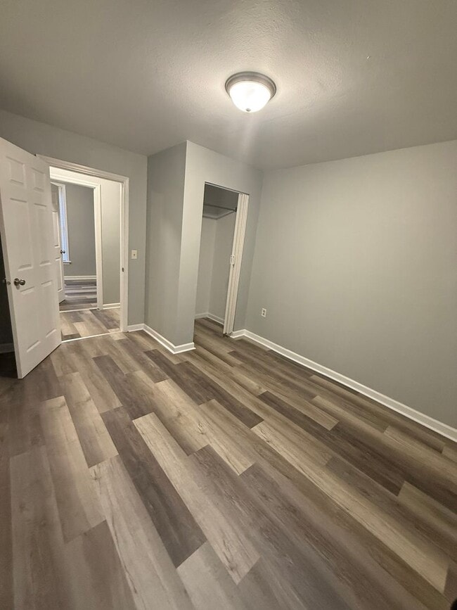 Building Photo - 406 S Oak St