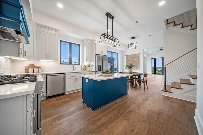 Building Photo - 6011 Hill Cir Dr