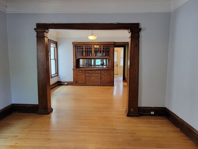 Building Photo - Lovely 2Br / 1Ba South Uptown Condo w/ Har...