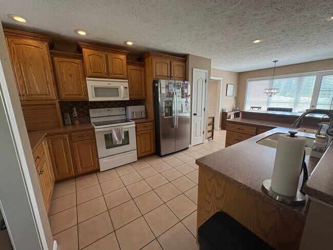 Building Photo - 8801 Bramblewood Ln