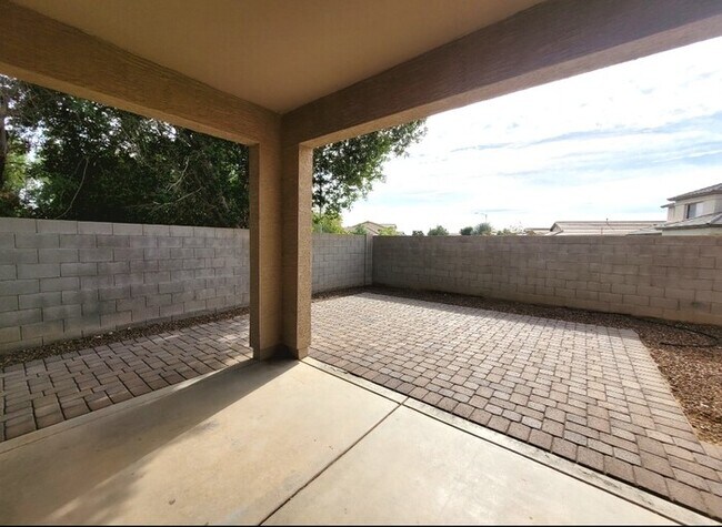 Building Photo - Stunning 4-bedroom 2 bathroom
