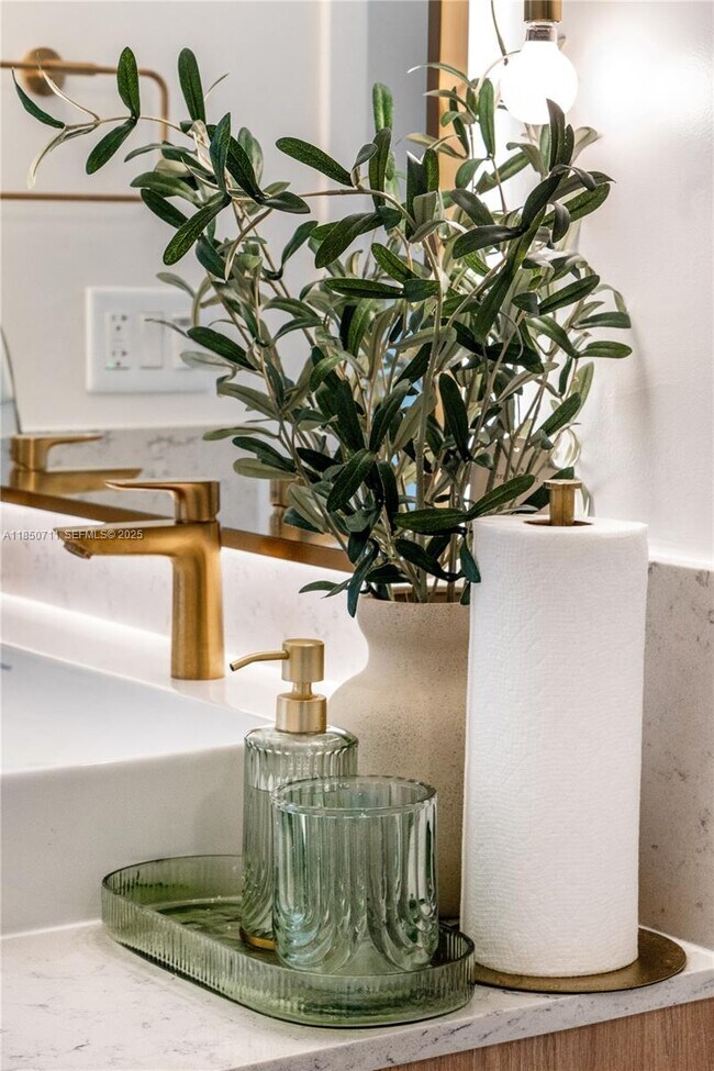 Building Photo - 601 NE 1st Ave