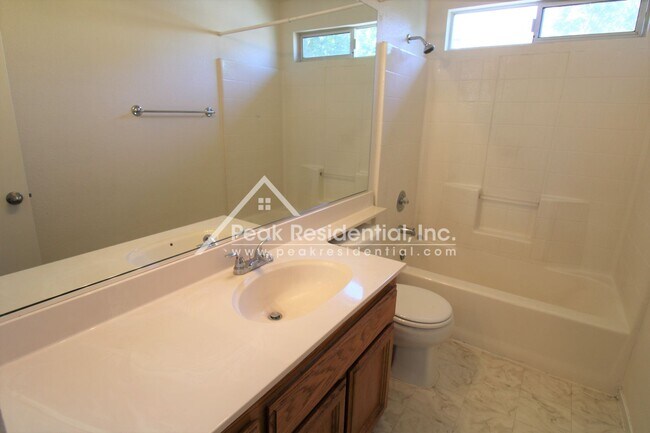 Building Photo - Very Nice 3bd/2.5ba Elk Grove House with 2 Car Garage!