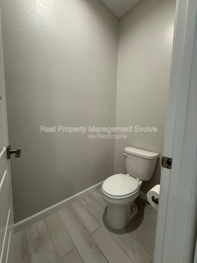 Building Photo - 5118 E Anderson Dr