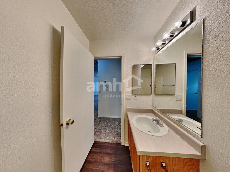 Building Photo - 11312 E Quintana Ave