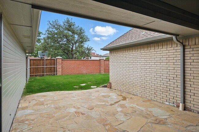 Building Photo - 501 Meadowood Ln