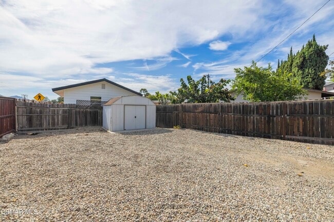 Building Photo - 865 W Hillcrest Dr