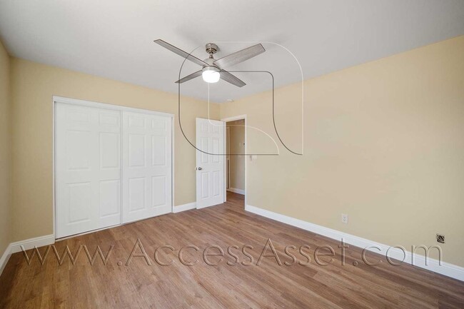 Building Photo - Large Lot! 2 Bed/ 1 Bath Single Family Property!