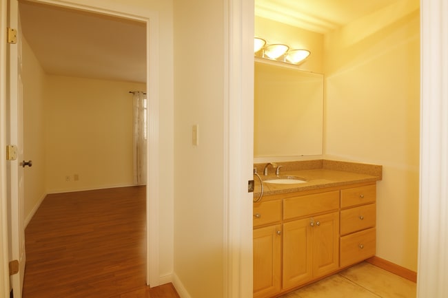 Building Photo - Spacious SW Bend Home on Nearly Half an Ac...