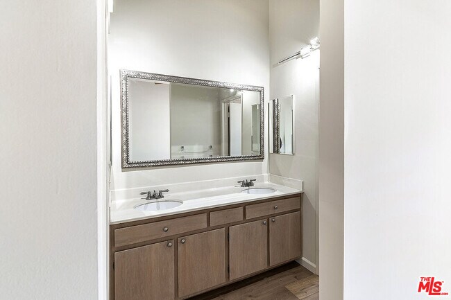 Building Photo - 2216 S Bentley Ave