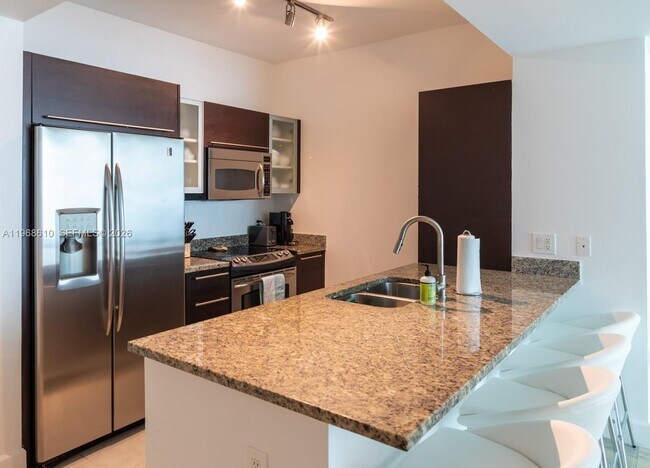 Building Photo - 950 Brickell Bay Dr