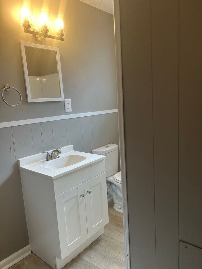 Building Photo - 405 Lindenhurst Dr