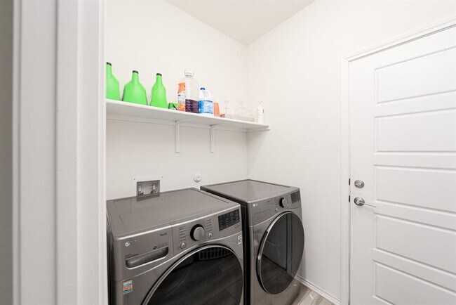Building Photo - 7105 Gray Catbird Dr