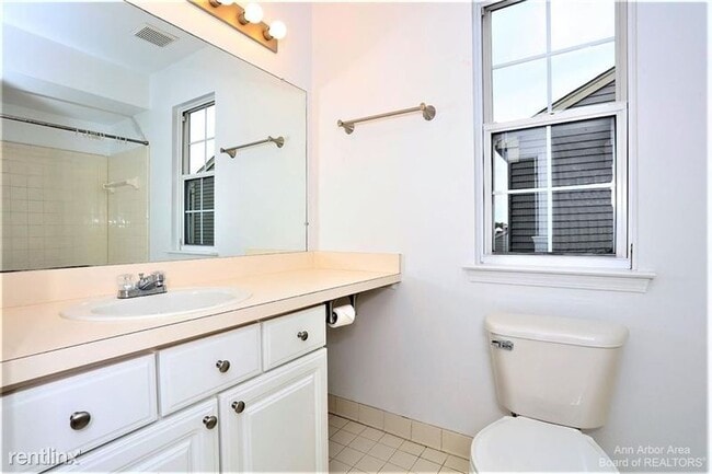 Building Photo - 3268 Monument