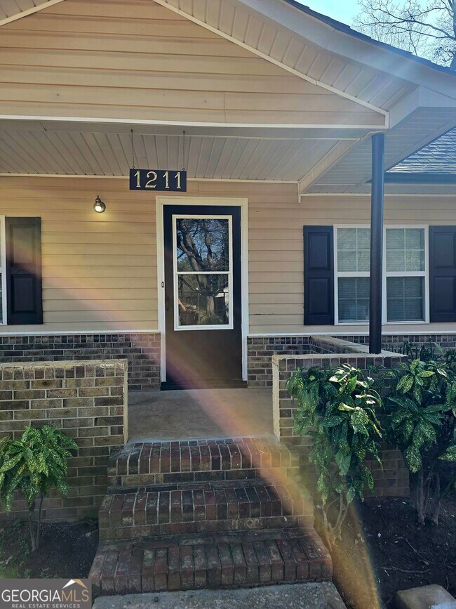 Building Photo - 1211 Lake Dr