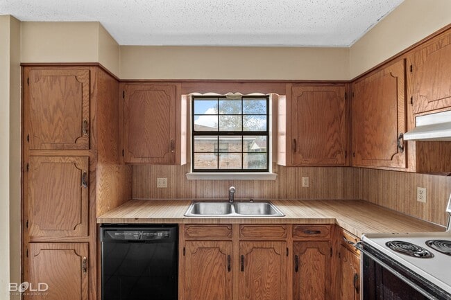 Building Photo - 305 Orleans St