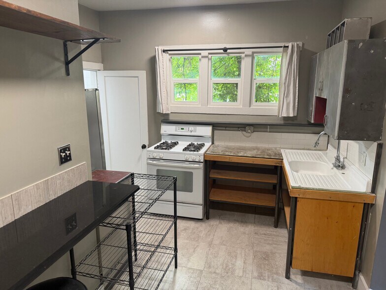 Building Photo - 553 E 700 S