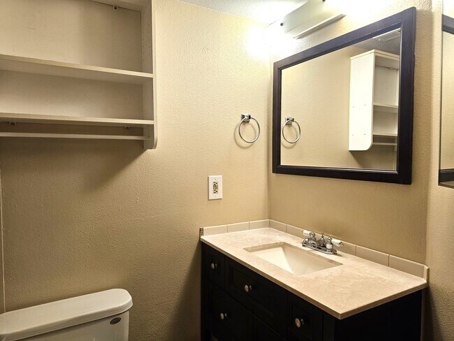 Building Photo - Beautiful 1 Bedroom Condo Near the Mountains