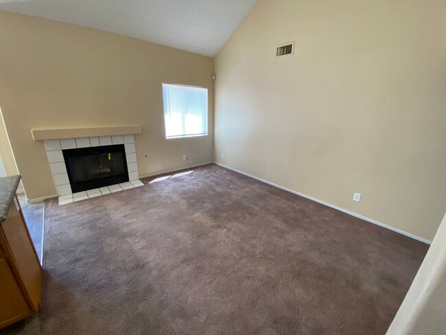 Building Photo - 3 bed, 2.5 bath, 3 car garage home in Nort...