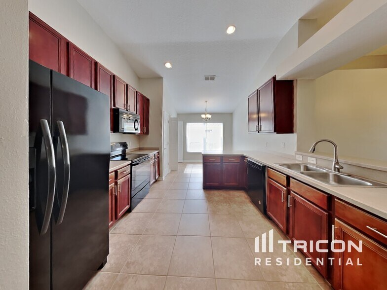 Building Photo - 2420 Deer Creek Blvd