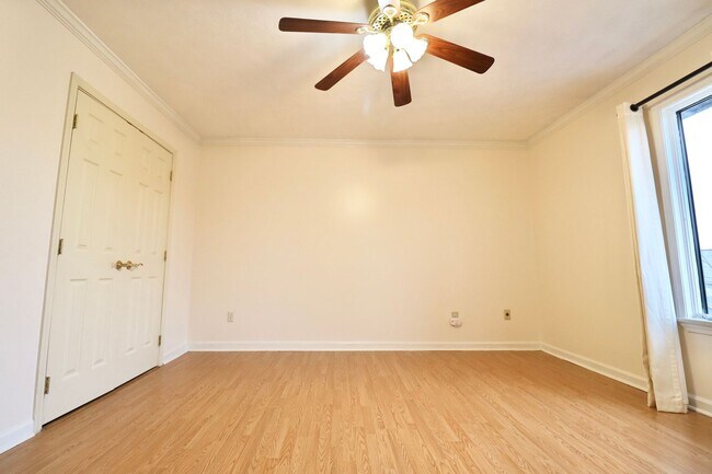 Building Photo - 2 Bedroom/2 Bath Townhouse near Stadium - ...