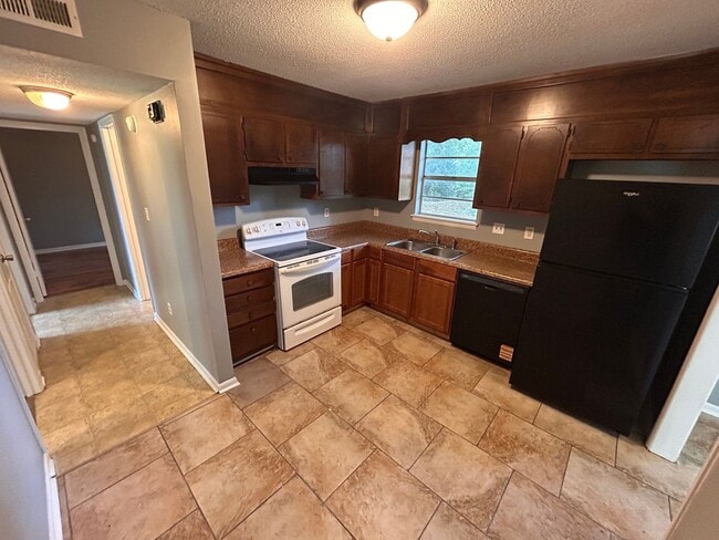 Building Photo - 3br 1BA house with decorative mantle and garage  with move in special for July!