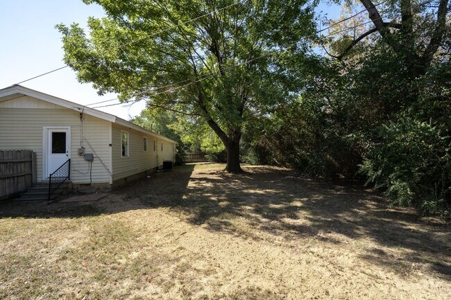 Building Photo - 531 N Fern St
