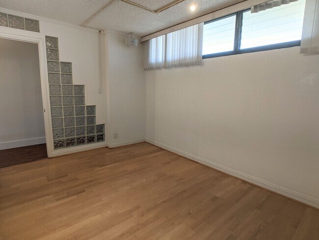 Building Photo - Sweeping Views from this partially furnished 1 Bed 1 Bath Condo w/ 1 Covered Parking