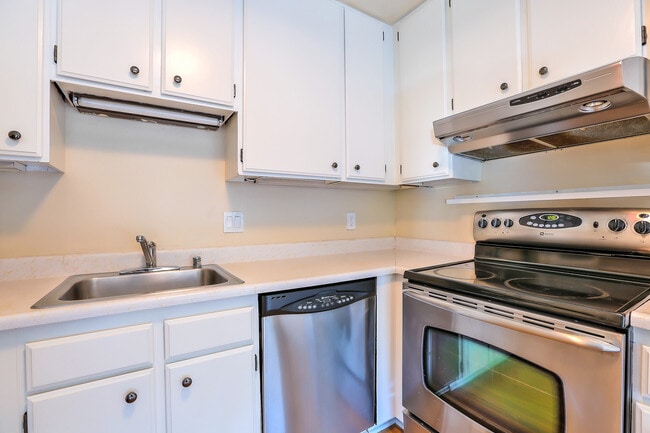 Building Photo - Spacious Two Bedroom Condo in Potrero Hill...