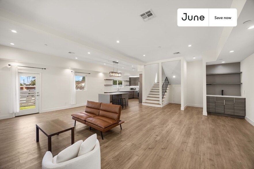 Primary Photo - 5637 Riverton Ave