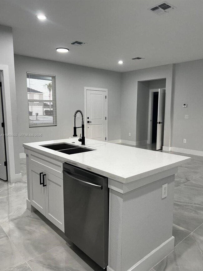 Building Photo - 5517 Ponce De Leon Blvd