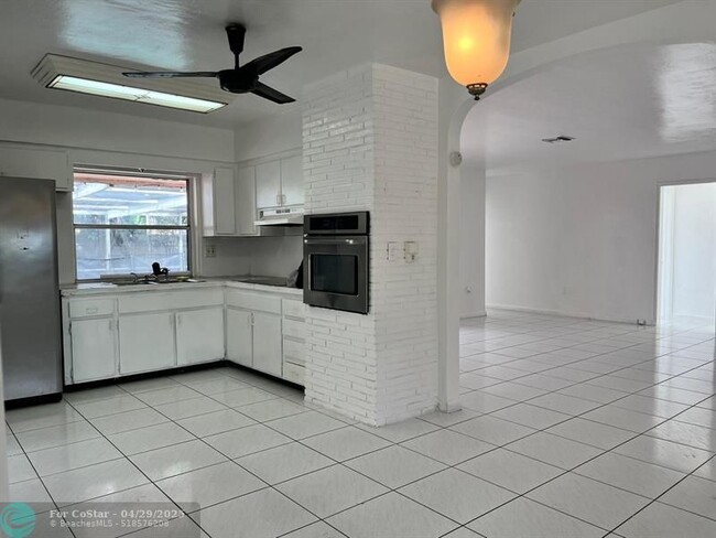 Building Photo - 7941 Plantation Blvd