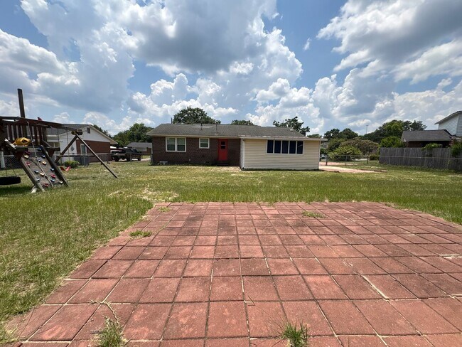 Building Photo - 2668 Vernon Dr