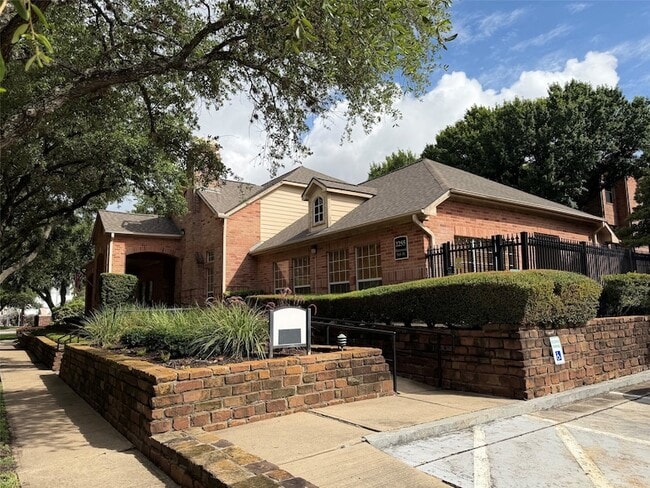 Building Photo - 2255 Braeswood Park Dr