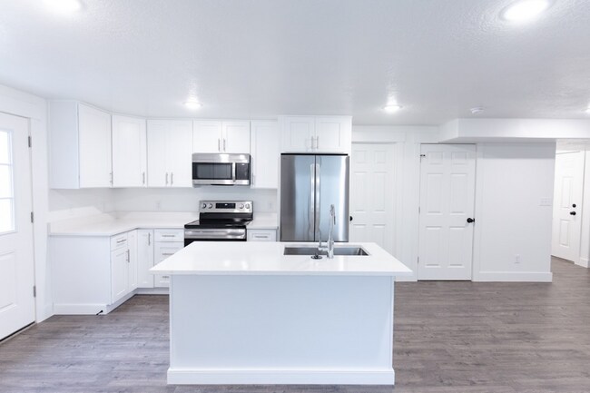 Primary Photo - Modern 2-Bedroom Apartment in Peaceful Eag...