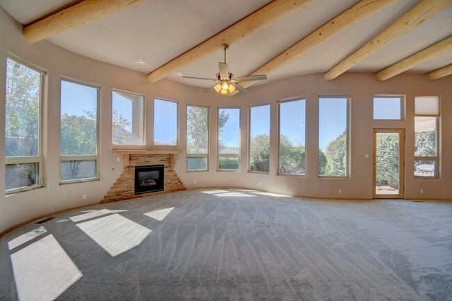 Building Photo - High Desert Custom Beauty 3 Bedroom 2 bath...