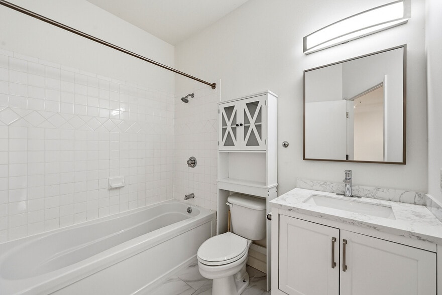 Building Photo - 2422 Tremont Pl