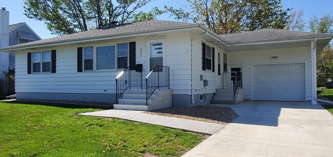 Primary Photo - 3339 Henderson Ave SE