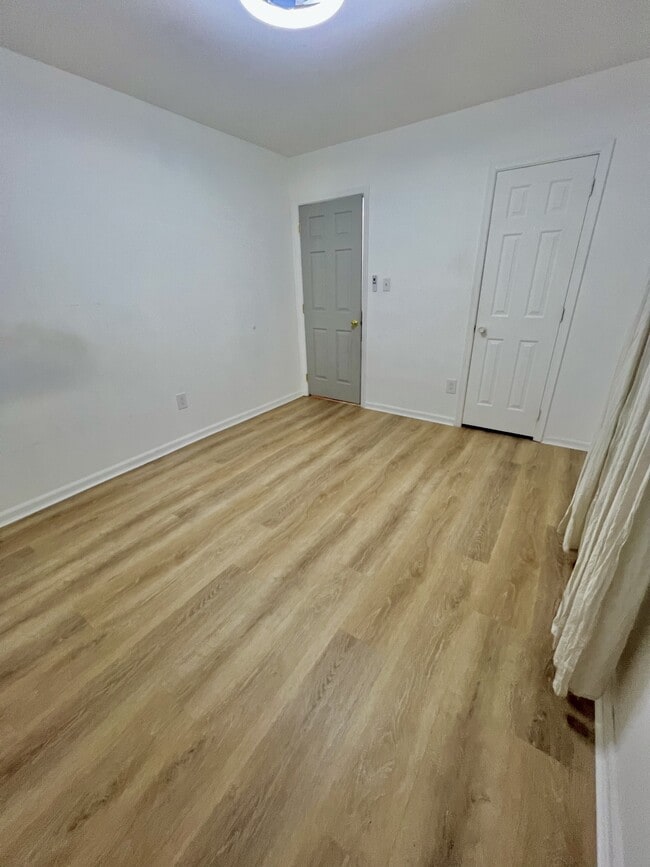 Building Photo - 705 Macneil Dr