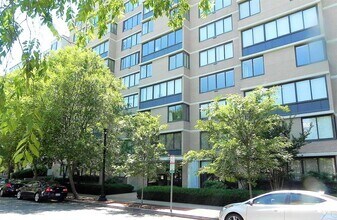 Building Photo - Bright and Spacious Condo in Fantastic Fog...