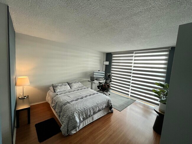 Building Photo - 1301 NE Miami Gardens Dr